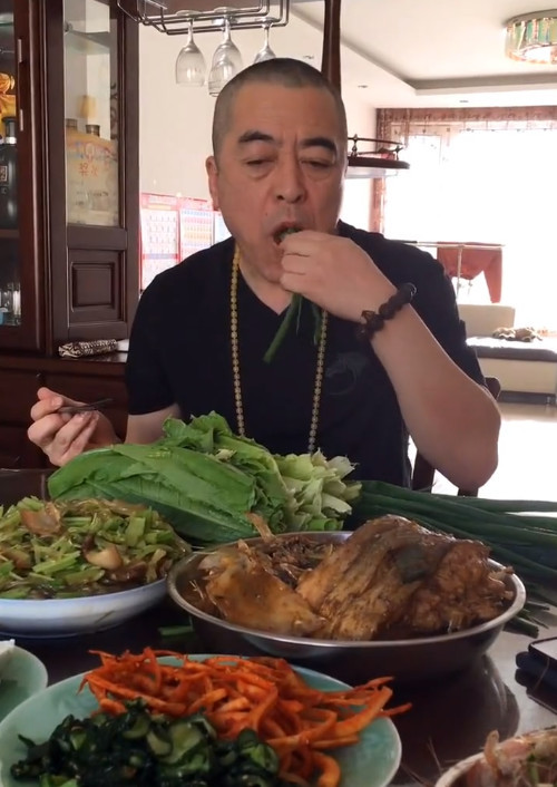 这个东北大哥吃饭太费葱了,一口菜配一根葱,一顿得吃