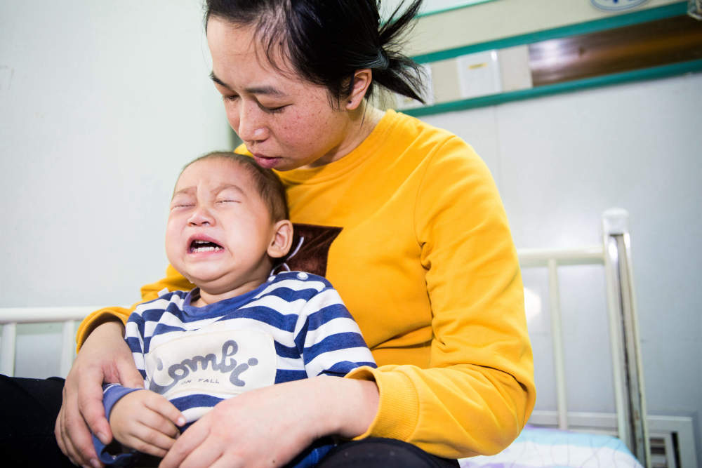 重症儿子需要母乳妈妈忍痛冻了一冰箱 现在却