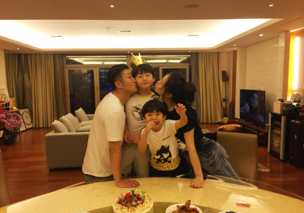 冉莹颖与老公机场秀恩爱,穿红色皮衣摩登霸气