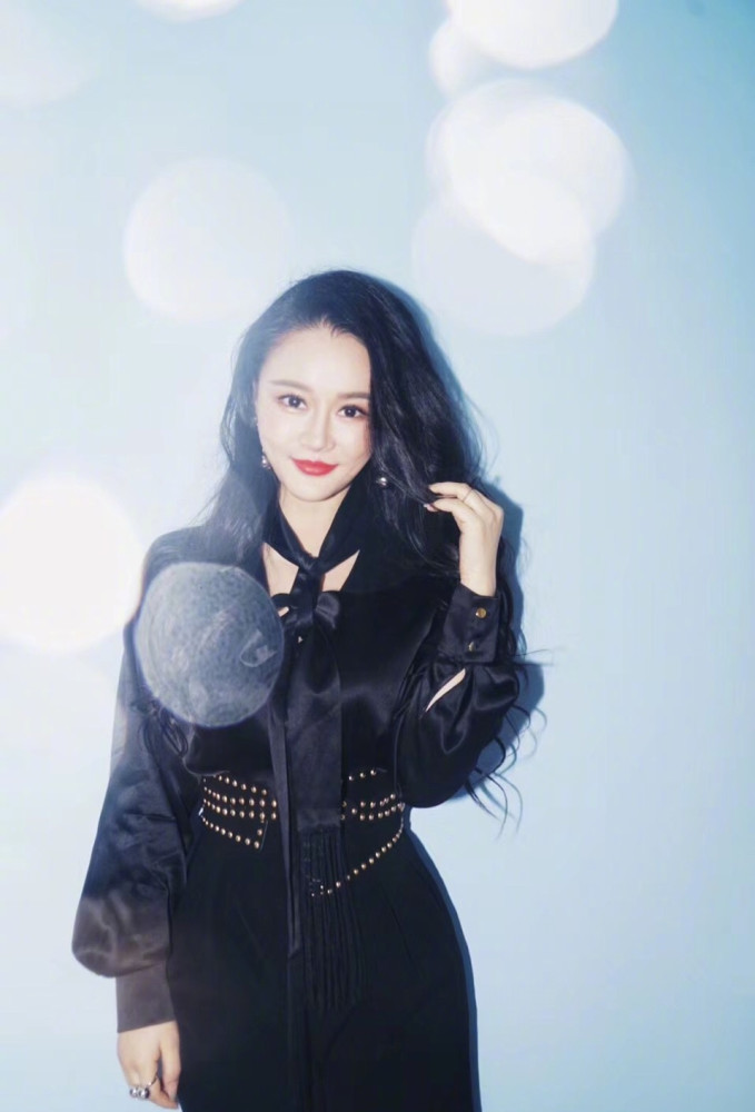 冉莹颖与老公机场秀恩爱,穿红色皮衣摩登霸气