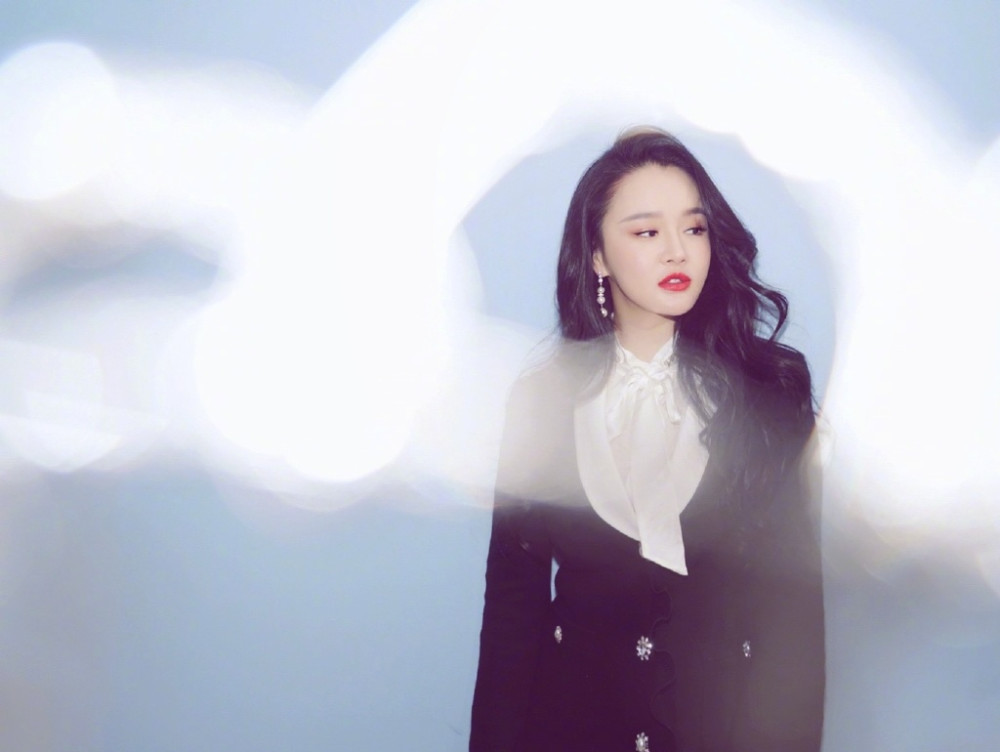 冉莹颖与老公机场秀恩爱,穿红色皮衣摩登霸气