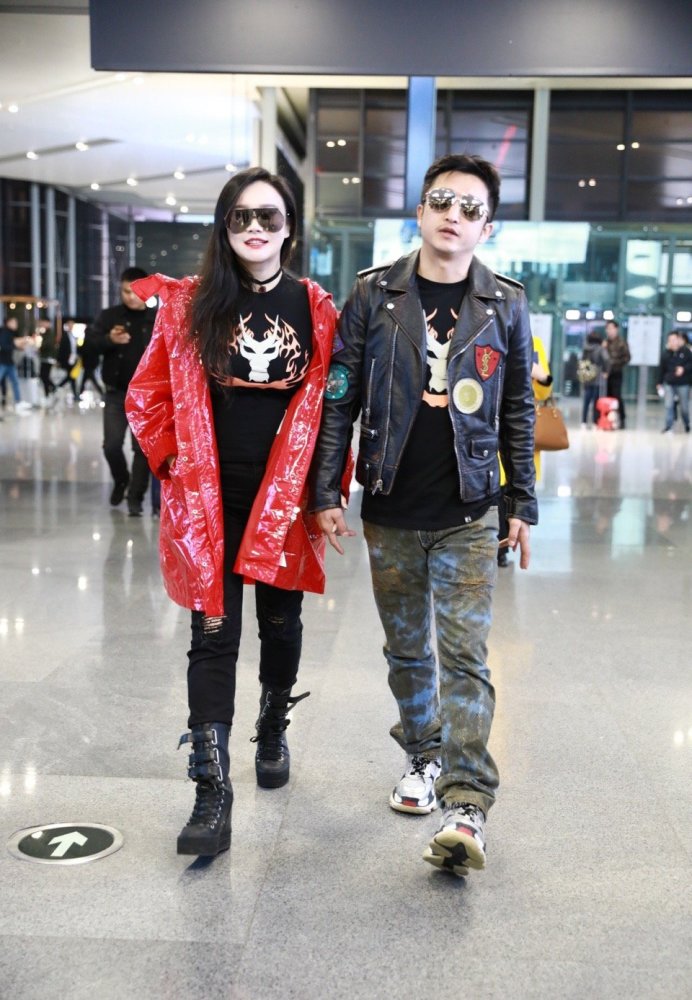 冉莹颖与老公机场秀恩爱,穿红色皮衣摩登霸气