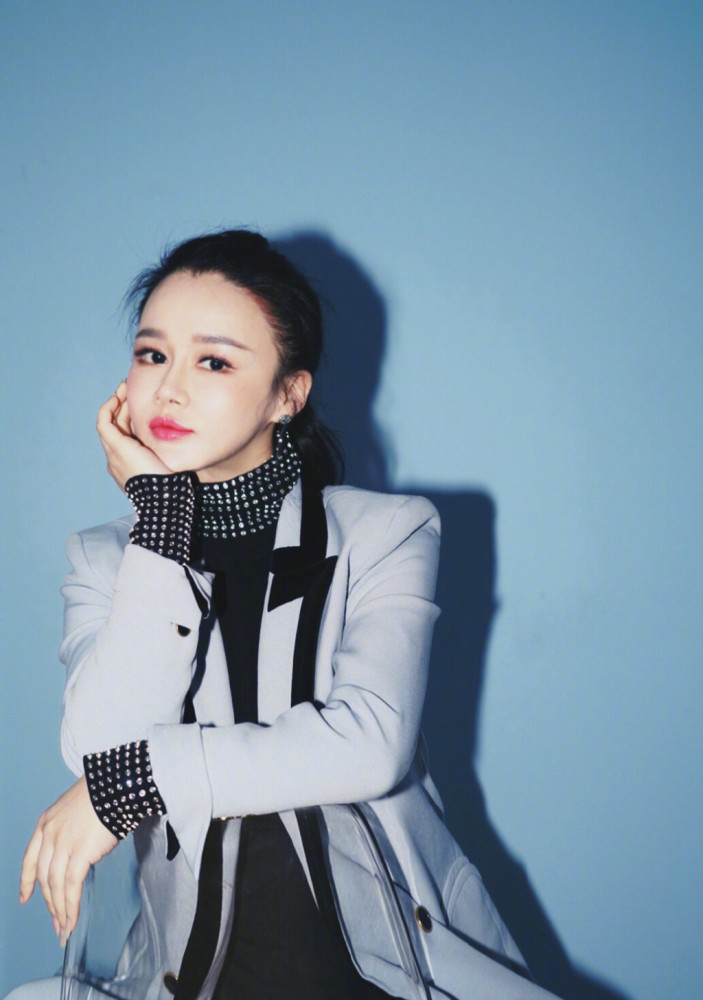 冉莹颖与老公机场秀恩爱,穿红色皮衣摩登霸气