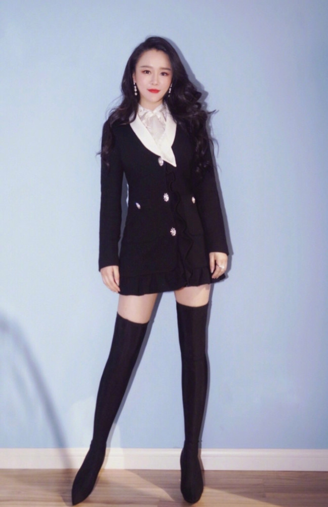 冉莹颖与老公机场秀恩爱,穿红色皮衣摩登霸气