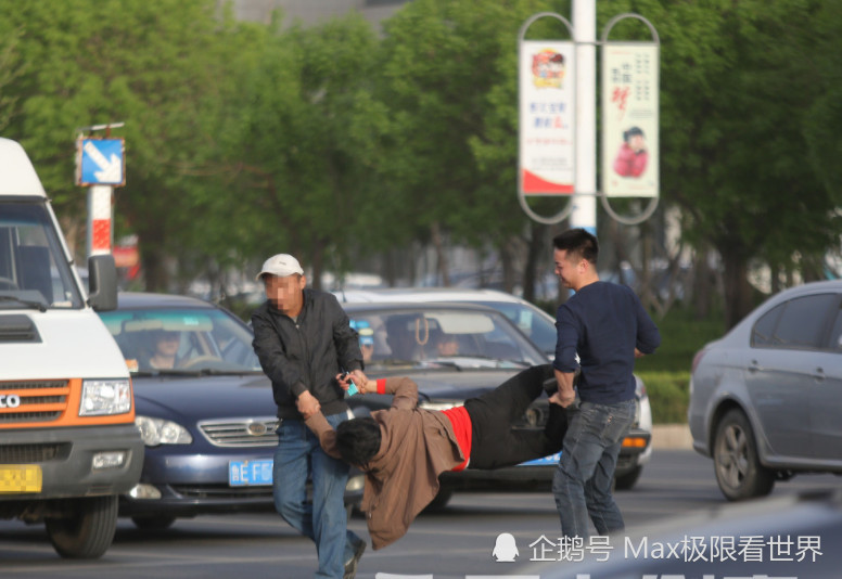 大叔专业碰瓷,月入过万,供孩子上清华,被警察抓