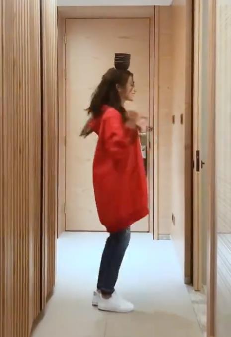 迪丽热巴秀年会节目,顶碗转圈无压力,想秀开腿