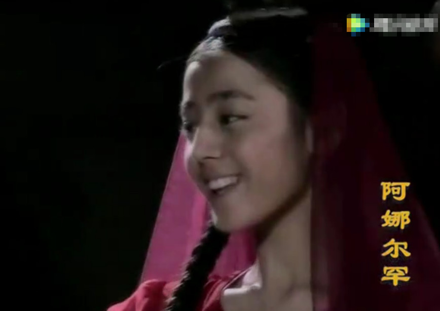 迪丽热巴欢乐表演杂技,头顶六个碗依然行走自