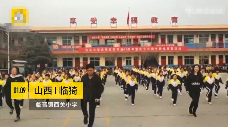 小学校长课间带头跳舞,自学鬼步舞扫荡全校,学