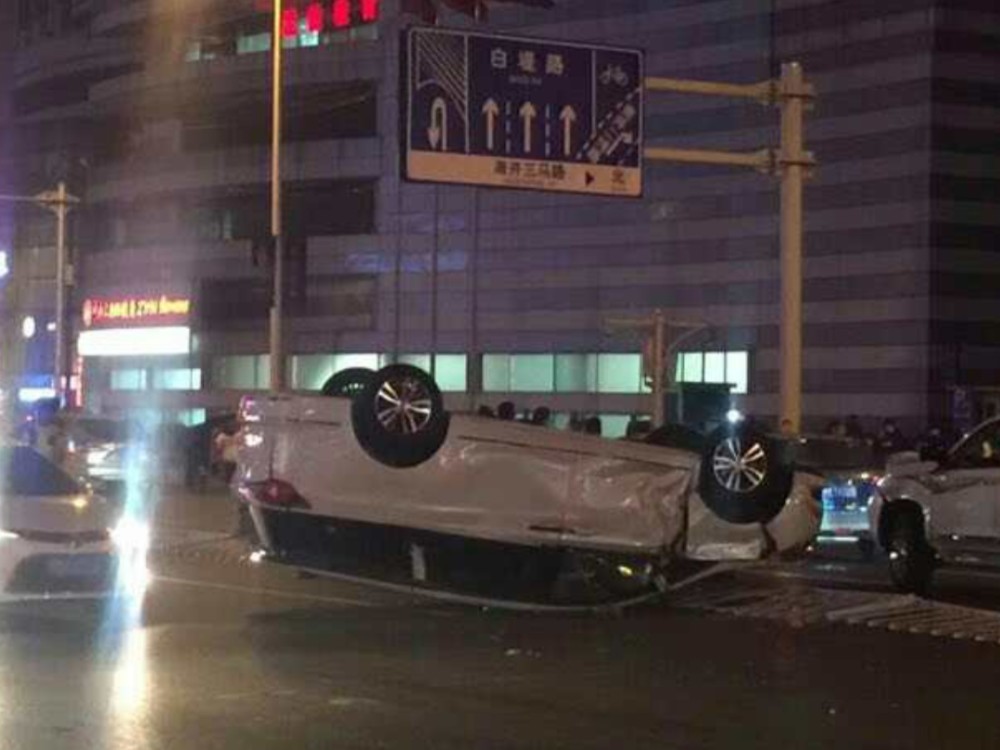 天津一路面晚高峰多车事故 一辆商务车翻车