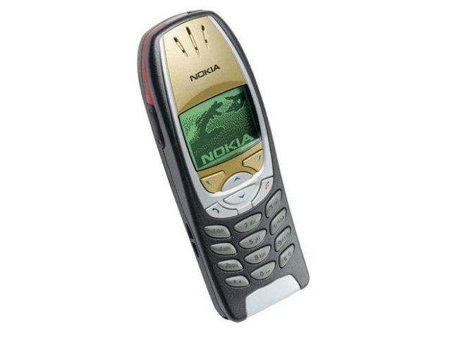 诺基亚7650(2001年) 7650是第一款运行symbian os的诺基亚智能手机.