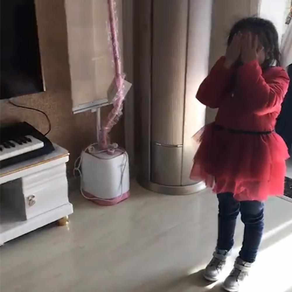 姐姐和弟弟玩捉迷藏,睁开眼睛的一瞬间,妈妈却