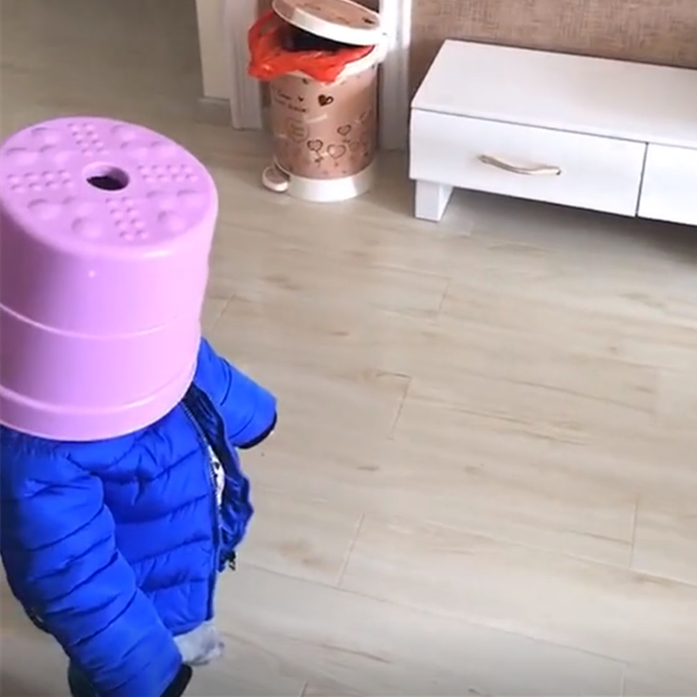 姐姐和弟弟玩捉迷藏,睁开眼睛的一瞬间,妈妈却