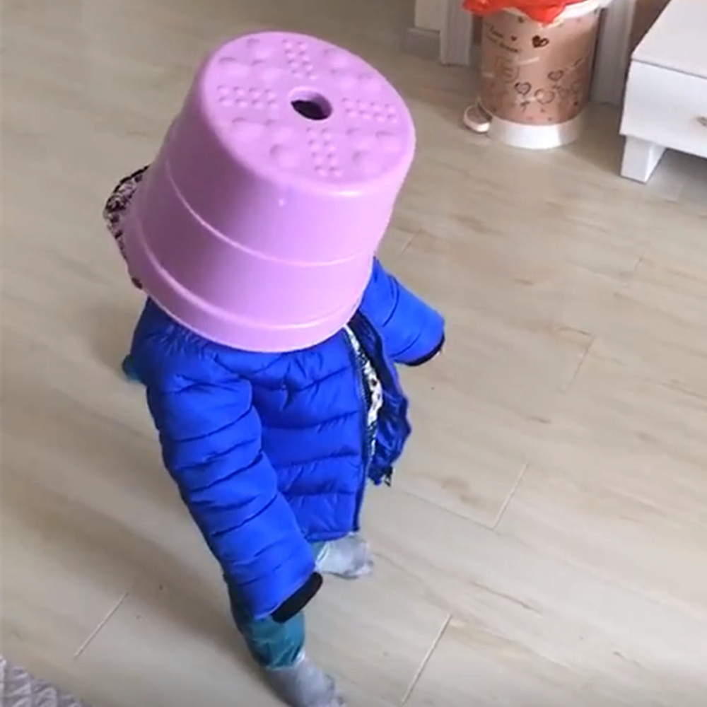 姐姐和弟弟玩捉迷藏,睁开眼睛的一瞬间,妈妈却