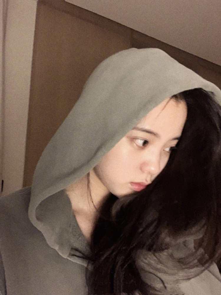 欧阳娜娜又晒私服照,素颜出境毫不胆怯,真是怎