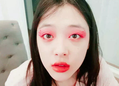崔雪莉又"作妖"!看到她的真实颜值,网友:口味真重