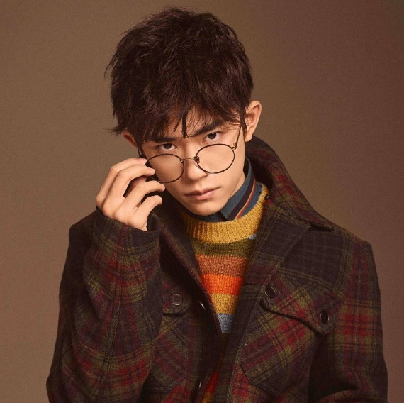 向王俊凯看齐?易烊千玺驾校学车被偶遇,努力落