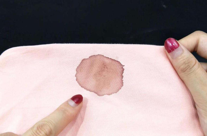 床单血渍难清洗?教你一招,用它搓一搓,新老血