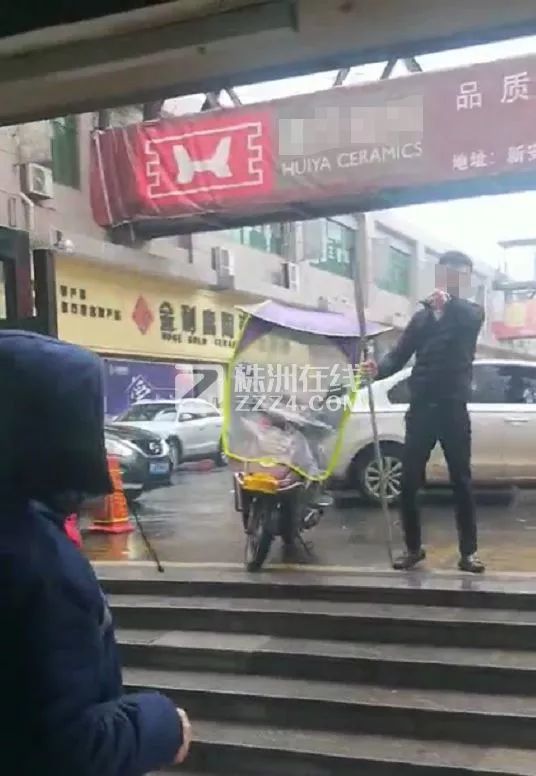 一男子因纠纷,举起1.5米"关公刀"当场砍人!