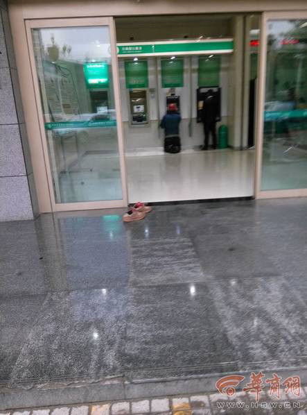 农民工怕弄脏便利店地板脱鞋进店 这组图片感动了无数人