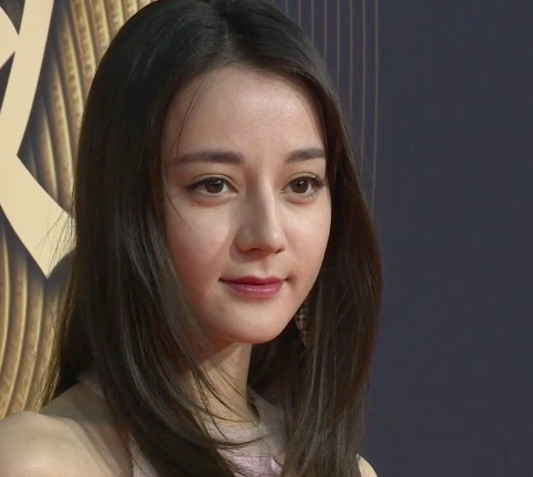 微博之夜红毯女星未修图:秦岚白到发光脸略僵