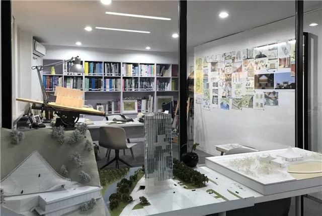 工作室内呈放着精致的模型