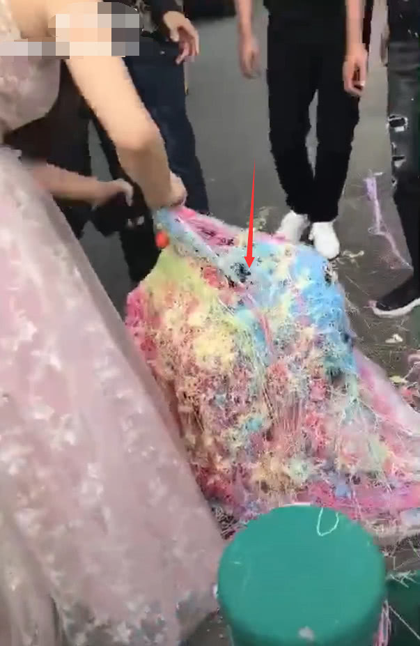 但是有时候就会玩的相当过火,他们成为攻击对象已经很常见了,而伴娘