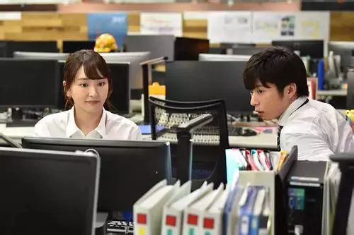 HR未发朋友圈被辞退:有心人弄虚作假,实干者疲