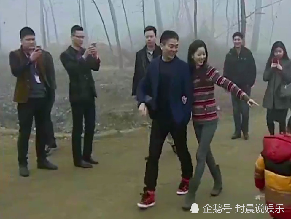 刘强东带章泽天回老家,给村民每人发一万元红包,网友
