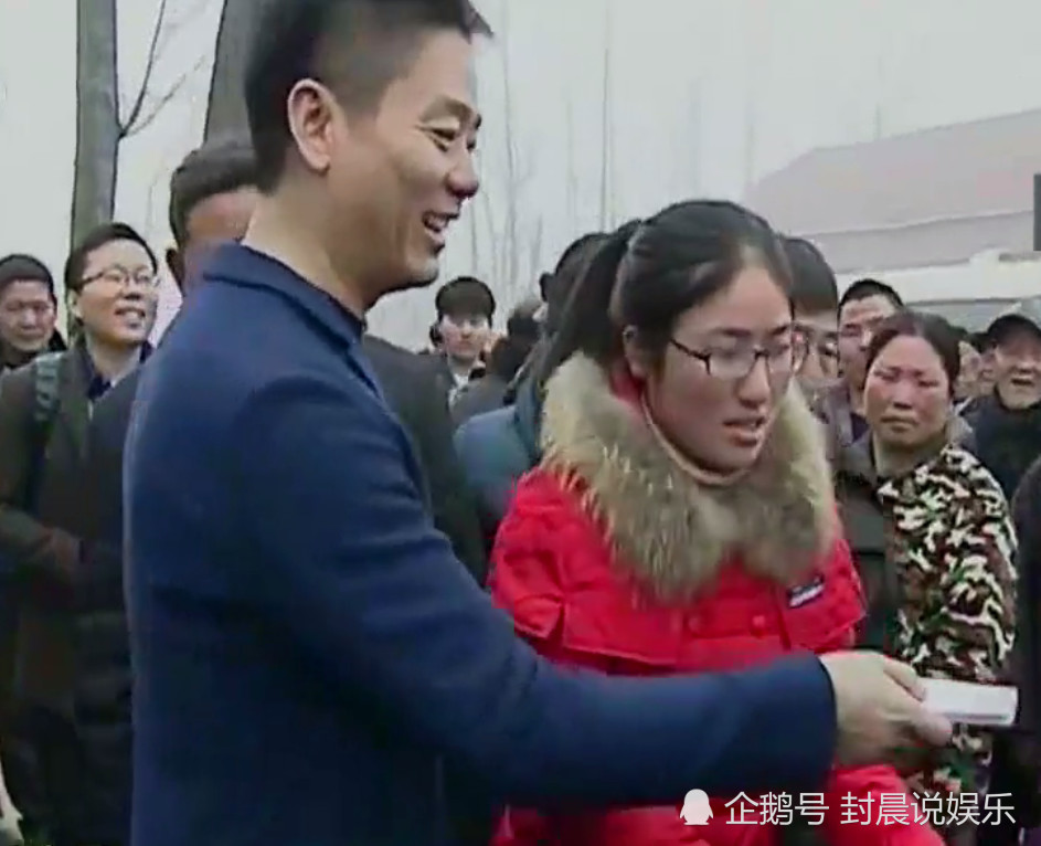 刘强东带章泽天回老家,给村民每人发一万元红包,网友