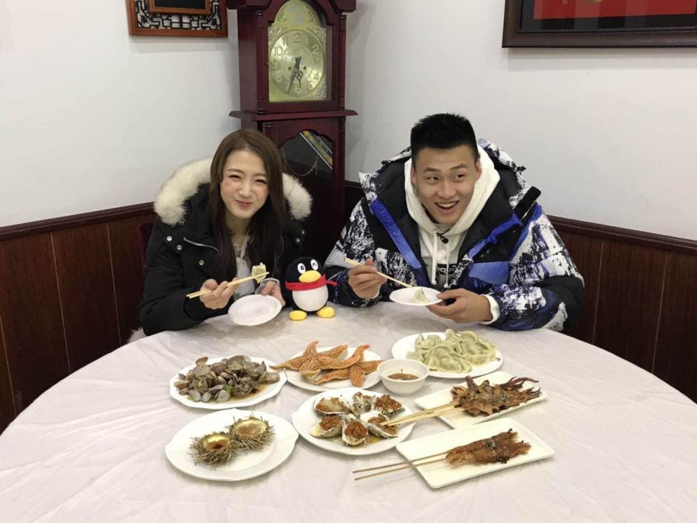 赵睿携美女主播星转青岛观栈桥喂海鸥吃海鲜忆08奥运