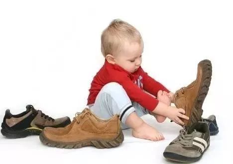 宝宝总是爱穿反鞋,是宝宝笨吗?这是另有其他原
