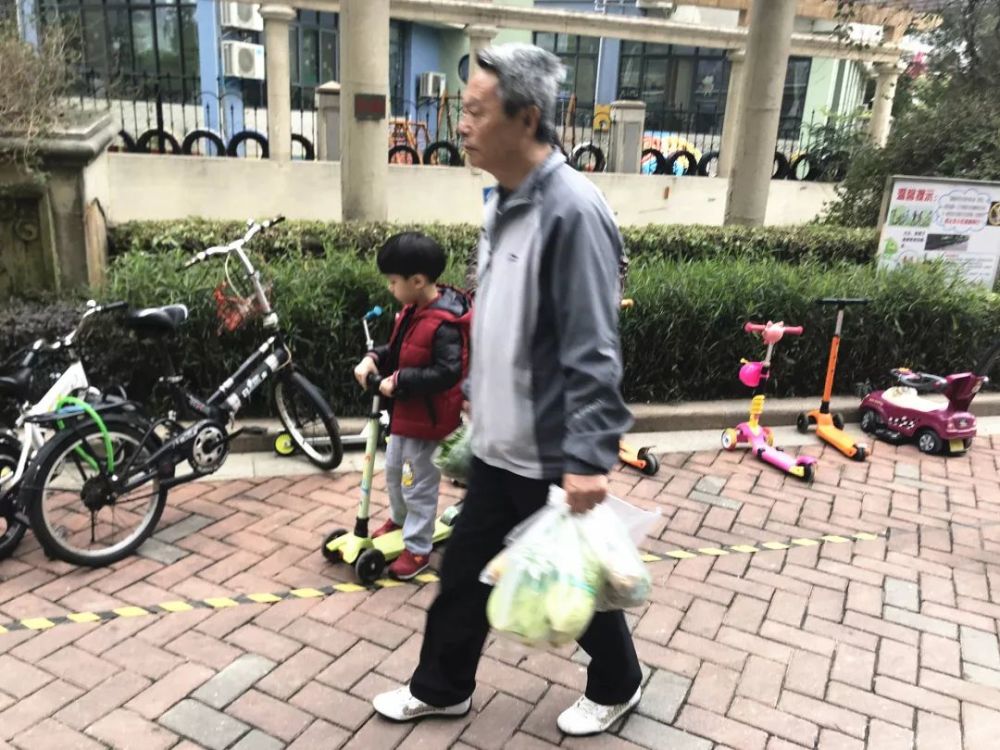 5岁娃娃说:我每天开车上学,还有专属停车位!