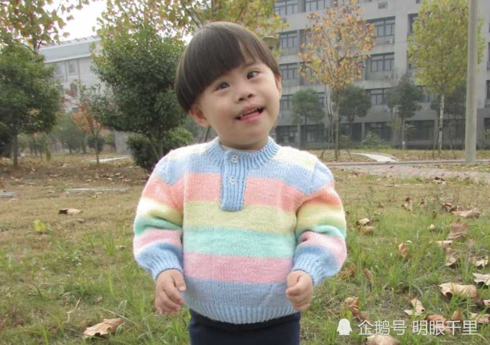 中国小女孩患唐氏症被遗弃,外国夫妇为领养她