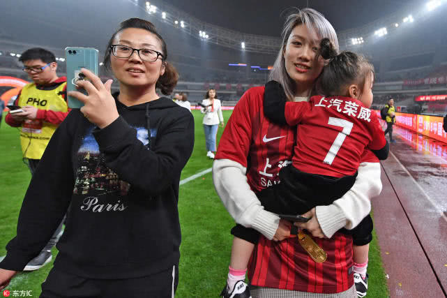 武磊最爱的他和她!引路人根宝赐予灯火 同路人