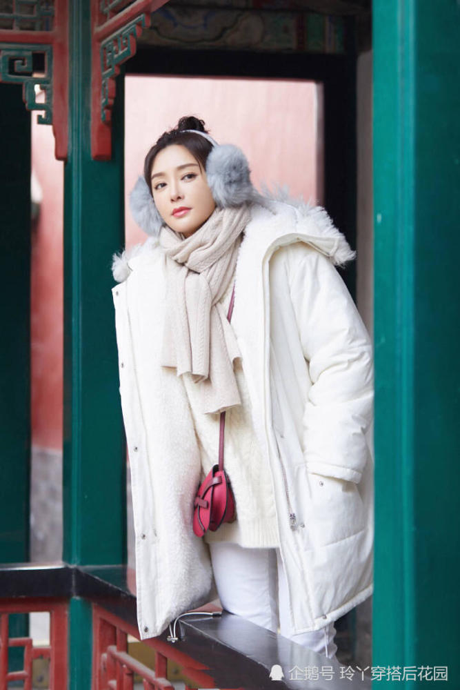 37岁秦岚厉害了!白裤子和雪地靴穿对了太惊艳