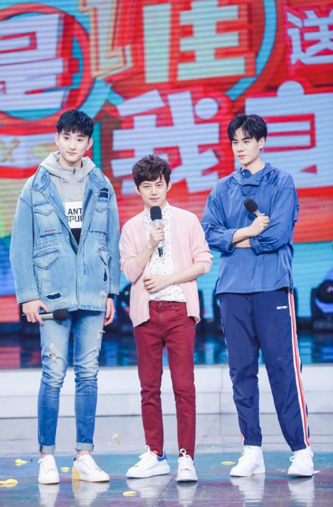 何炅与胡一天于小彤合照调侃:心疼上身过长的小孩