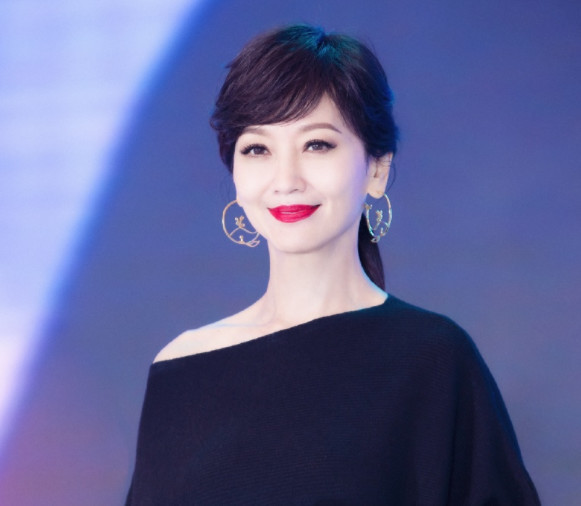 赵雅芝换发型后更显年轻,露肩上衣大秀好身材,美到看