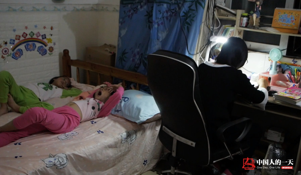 成长日记:独自抚养两个女儿的打工妈妈 直播监