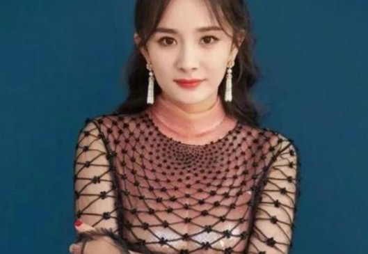 啊,而这套衣服也是某奢侈品牌的高级礼服,整体的风格也是十分优雅的