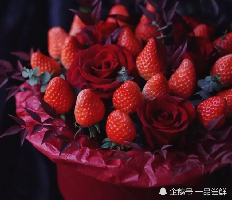 前段时间网上流行过草莓花这种操作,就是将草莓一个个串成花朵的样子