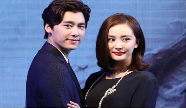 杨幂离婚后与李易峰首次同框,亲密热聊!五字微