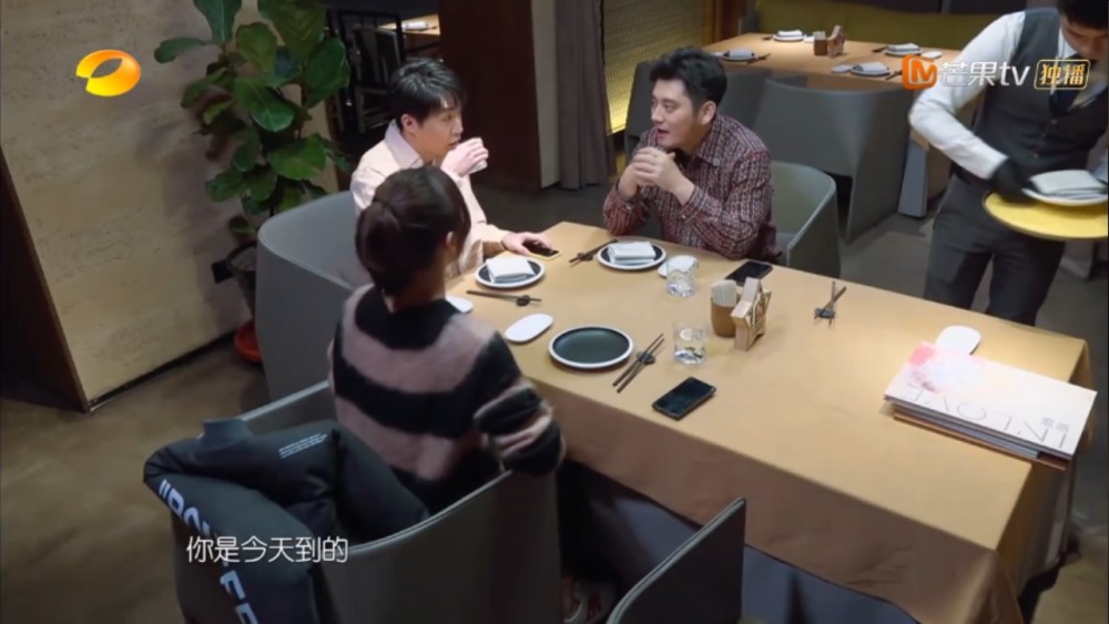 袁姗姗知道钱枫搬厦门的梗,钱枫不敢看她的眼