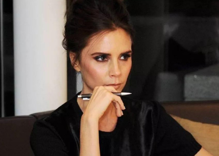 贝嫂维多利亚带小七做面部护理,网友批评她拔