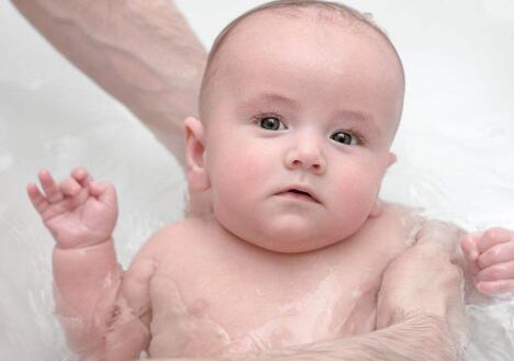 一个多月的宝宝经常半夜醒来,早上睡眠也少怎