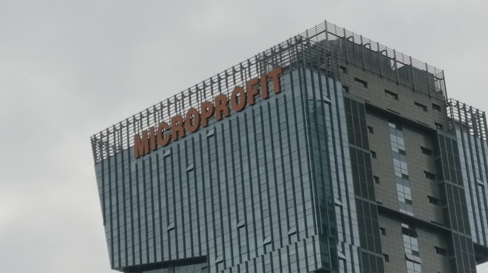 拍照是真好!荣耀V20详细评测:游戏测试,快否满