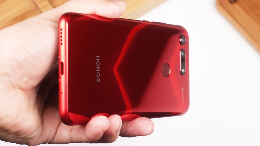 拍照是真好!荣耀V20详细评测:游戏测试,快否满