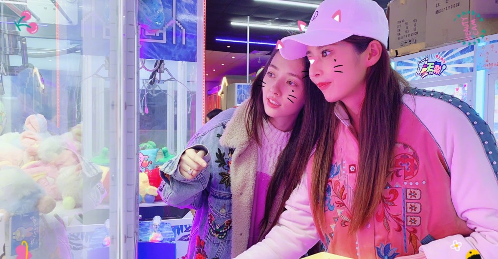 郭碧婷带颖儿逛台北夜市,玩嗨了!郭碧婷右手无