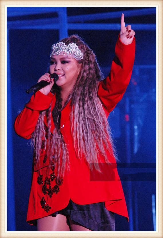 张惠妹胖成150斤又怎样?照穿过膝长靴秀大腿