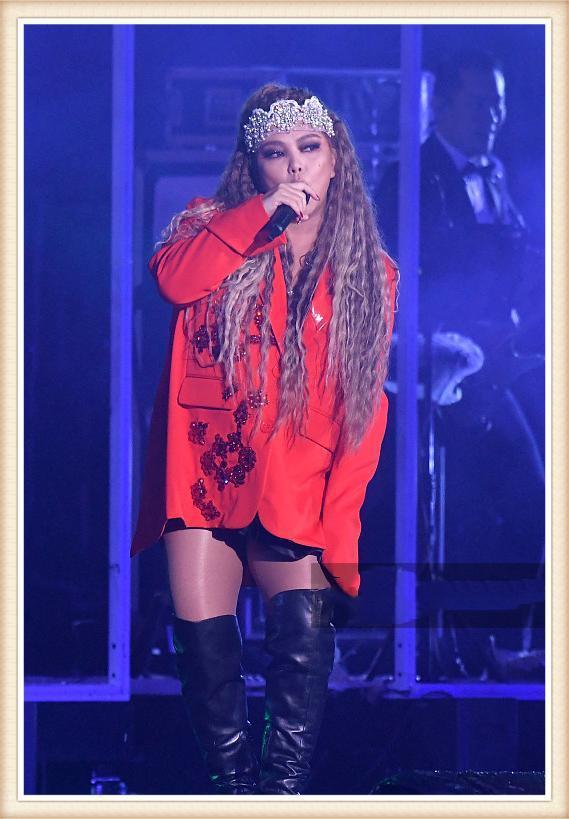 张惠妹胖成150斤又怎样?照穿过膝长靴秀大腿