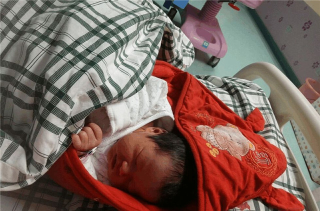 宝宝顺利出生后,宝妈依然肚子痛,手术后胃被整